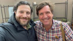Santiago Oría, cineasta que dirigó el documental de Javier Milei, recibiendo a Tucker Carlson en Ezeiza.