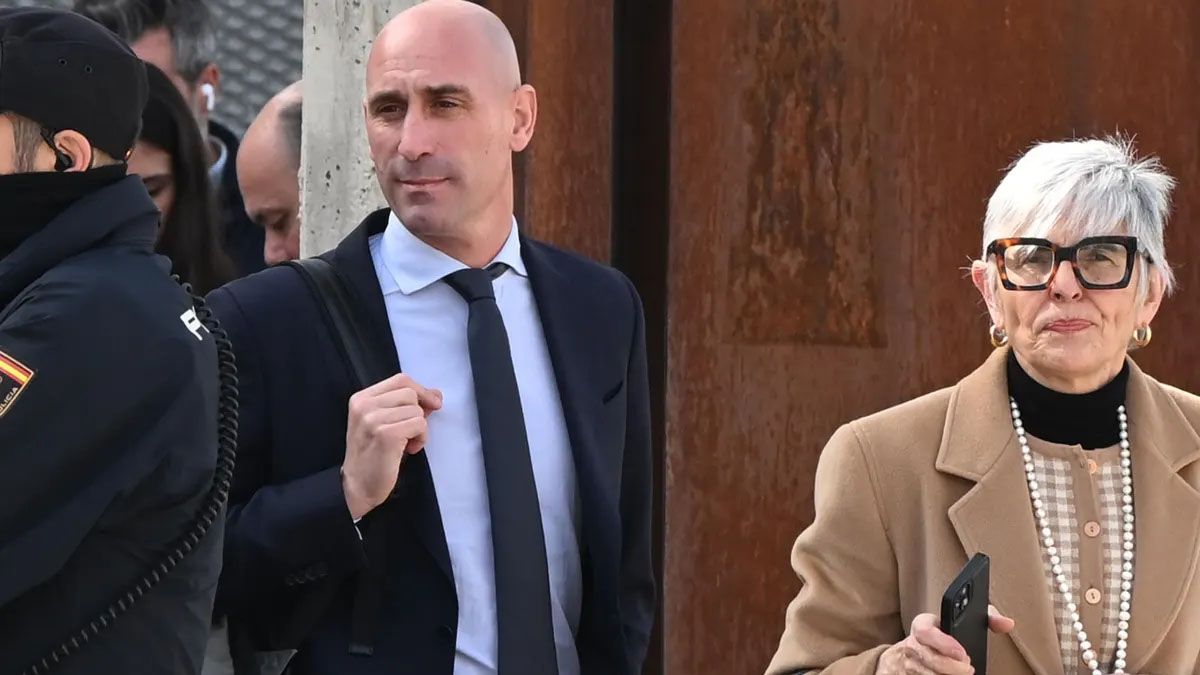 Luis Rubiales, expresidente de la RealFederación Española de Fútbol (RFEF), no irá a prisión pero condenado a pagar10.800 de euros por besar a Jenni Hermoso.