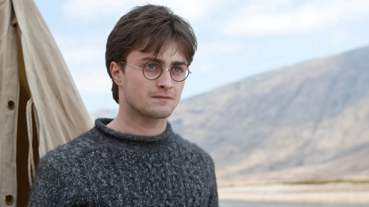 Desde 2001, y por diez años seguidos, Daniel Radcliffe interpretó a Harry Potter, el joven mago creado por J.K. Rowling para sus novelas de fantasía. Ganó fama mundial por este personaje, pero logró no quedar encasillado con él y perseguir otros papeles. Desde 2001, y por diez años seguidos, Daniel Radcliffe interpretó a Harry Potter, el joven mago creado por J.K. Rowling para sus novelas de fantasía. Ganó fama mundial por este personaje, pero logró no quedar encasillado con él y perseguir otros papeles.
