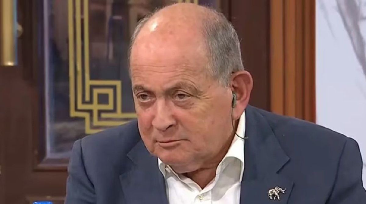 Chiche Gelblung reapareció inesperadamente en medio de su internación y reveló qué noticia lo tiene en vilo.