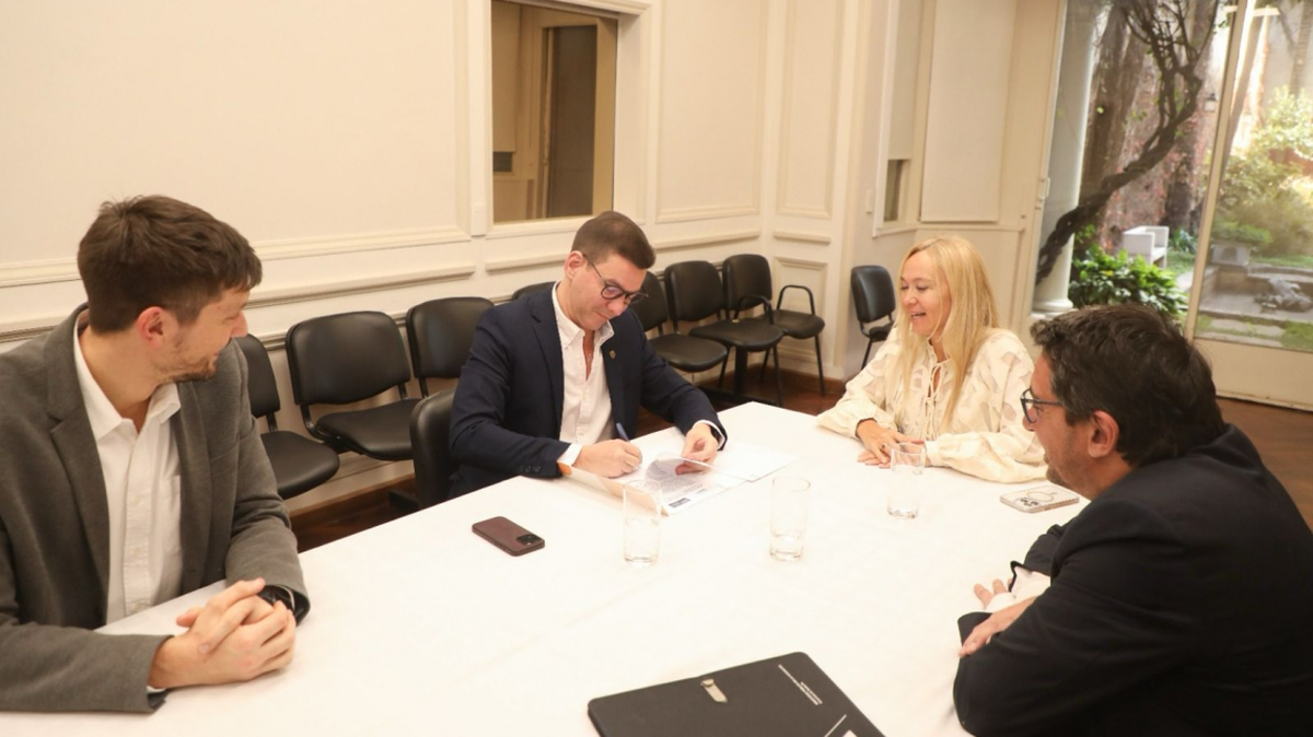 El vicepresidente ejecutivo de la Caja de Asistencia Social Lotería de Santa Fe, Daniel Di Lena, y la fiscal General, María Cecilia Vranicich, firmaron un convenio de colaboración. El vicepresidente ejecutivo de la Caja de Asistencia Social Lotería de Santa Fe, Daniel Di Lena, y la fiscal General, María Cecilia Vranicich, firmaron un convenio de colaboración.