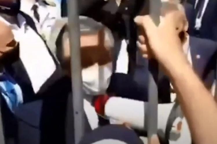 Megáfono en mano, Alberto Fernández intenta calmar los ánimos en el velorio de Maradona (Foto: captura de video).