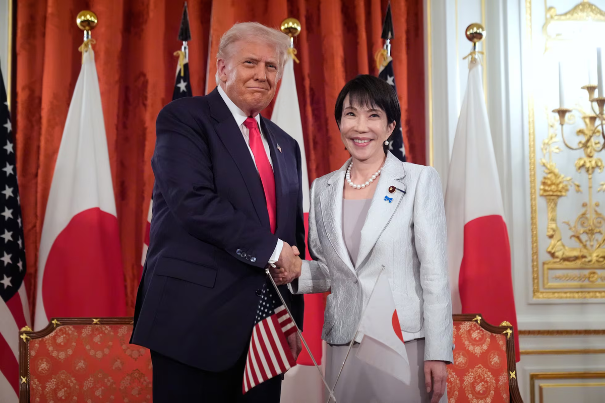 Trump y Takaichi se dan la mano durante la ceremonia en el Palacio Akasaka de Tokio, este martes.MARK SCHIEFELBEIN (AP) Trump y Takaichi se dan la mano durante la ceremonia en el Palacio Akasaka de Tokio, este martes.MARK SCHIEFELBEIN (AP)