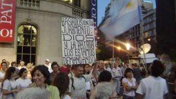 altText(Bronca con ingenio: Los carteles que vistieron las cacerolas)}