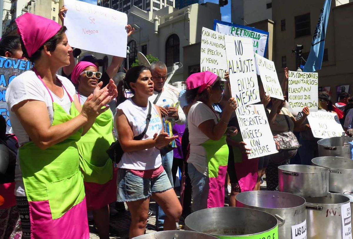 "Barrios de Pie" protesta frente al hotel Sheraton Libertador donde vive el presidente Javier Milei. Foto NA: JUAN VARGAS "Barrios de Pie" protesta frente al hotel Sheraton Libertador donde vive el presidente Javier Milei. Foto NA: JUAN VARGAS