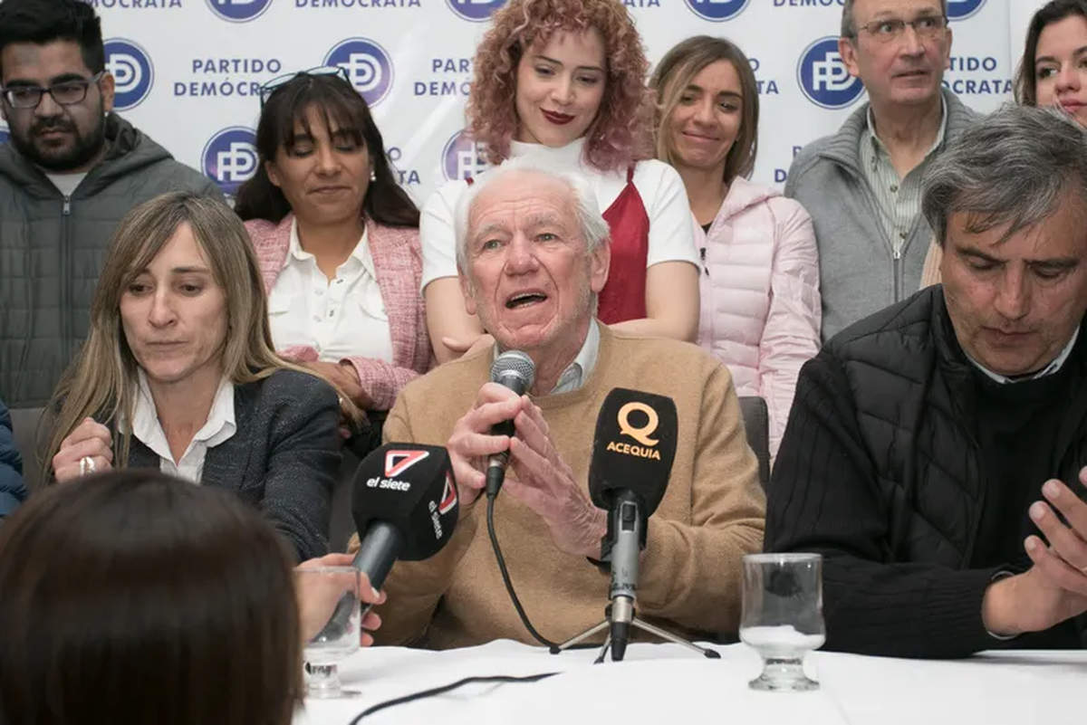 En el centro, Carlos Balter. Justo detrás suyo, Lourdes Arrieta: PASO 2023. En el centro, Carlos Balter. Justo detrás suyo, Lourdes Arrieta: PASO 2023.