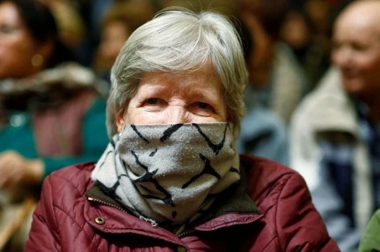 Las personas mayores a 65 años son las más vulnerables al virus.