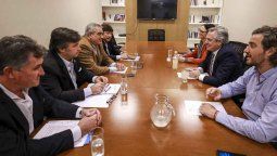 altText(Alberto F. recibió a la Mesa de Enlace, que quedó 