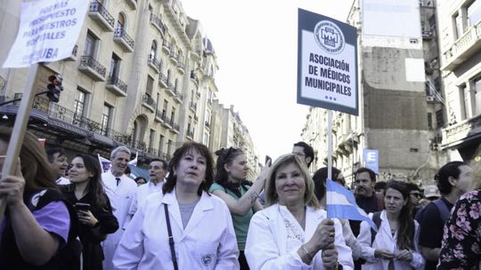 La marcha de las velas llegó hasta un Palacio Pizzurno vallado y rodeado por la policía