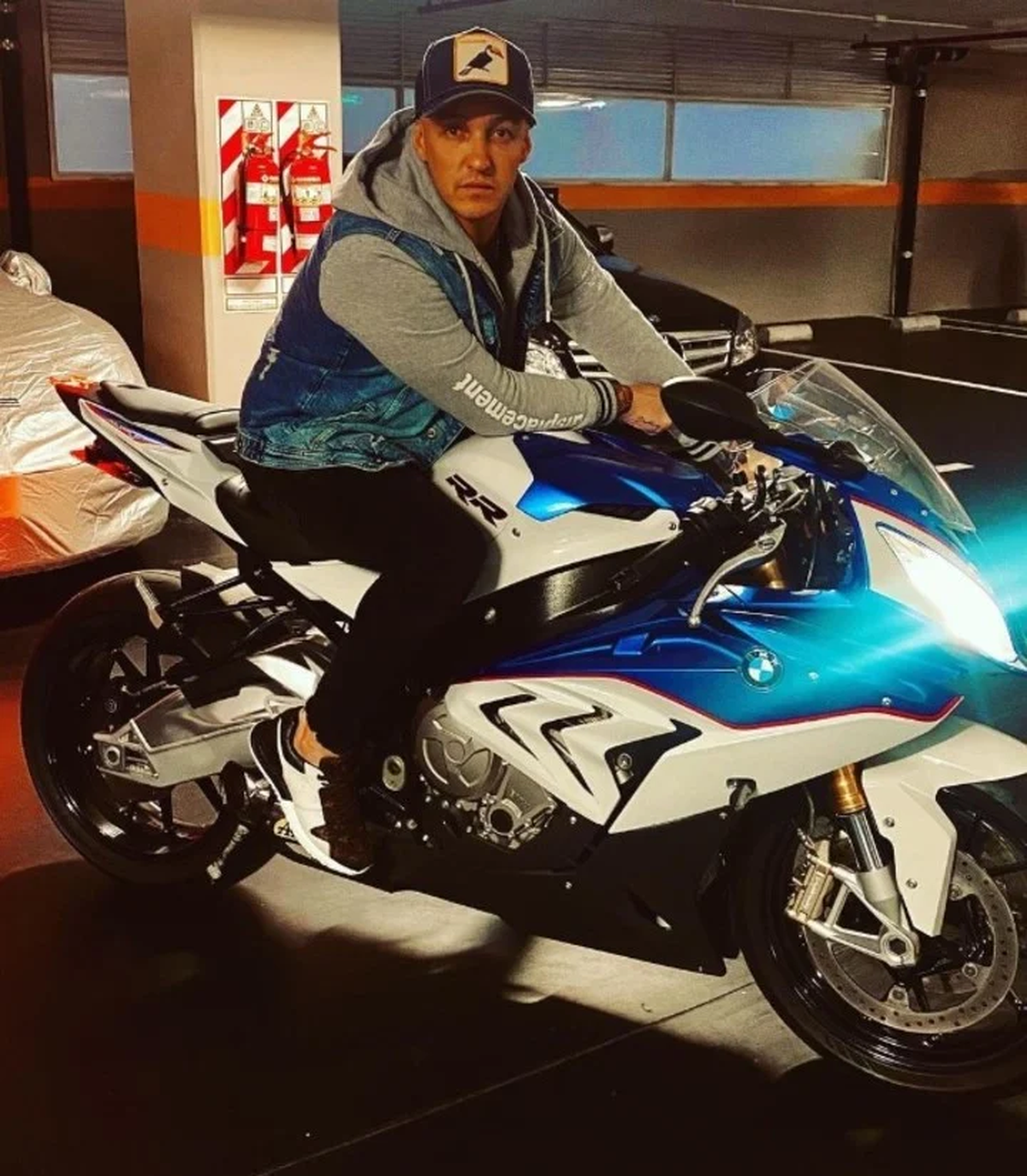 En redes mostraba su excéntrica vida de lujo, autos de alta gama, sus rolex y viaje cuando empezó de chico En redes mostraba su excéntrica vida de lujo, autos de alta gama, sus rolex y viaje cuando empezó de chico