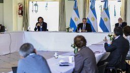altText(¿Cómo sigue la cuarentena? Alberto Fernández se reunió con su equipo de epidemiólogos para definir detalles)}