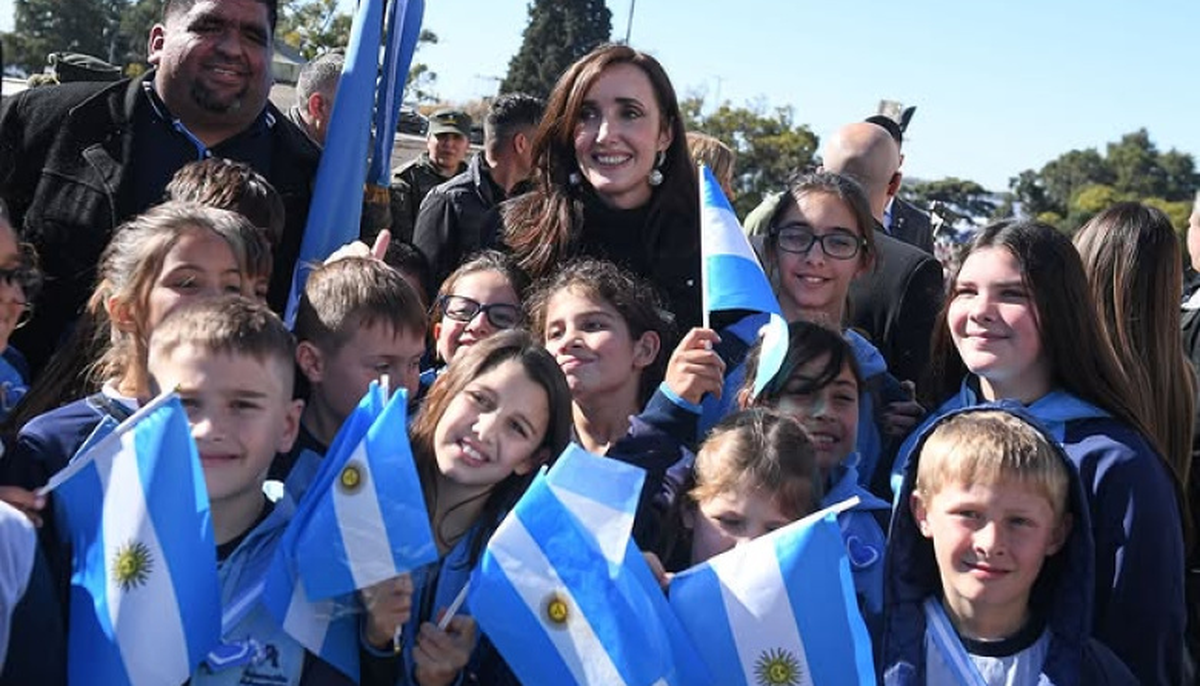 Villarruel con niños de escuelas de Tucumán Villarruel con niños de escuelas de Tucumán