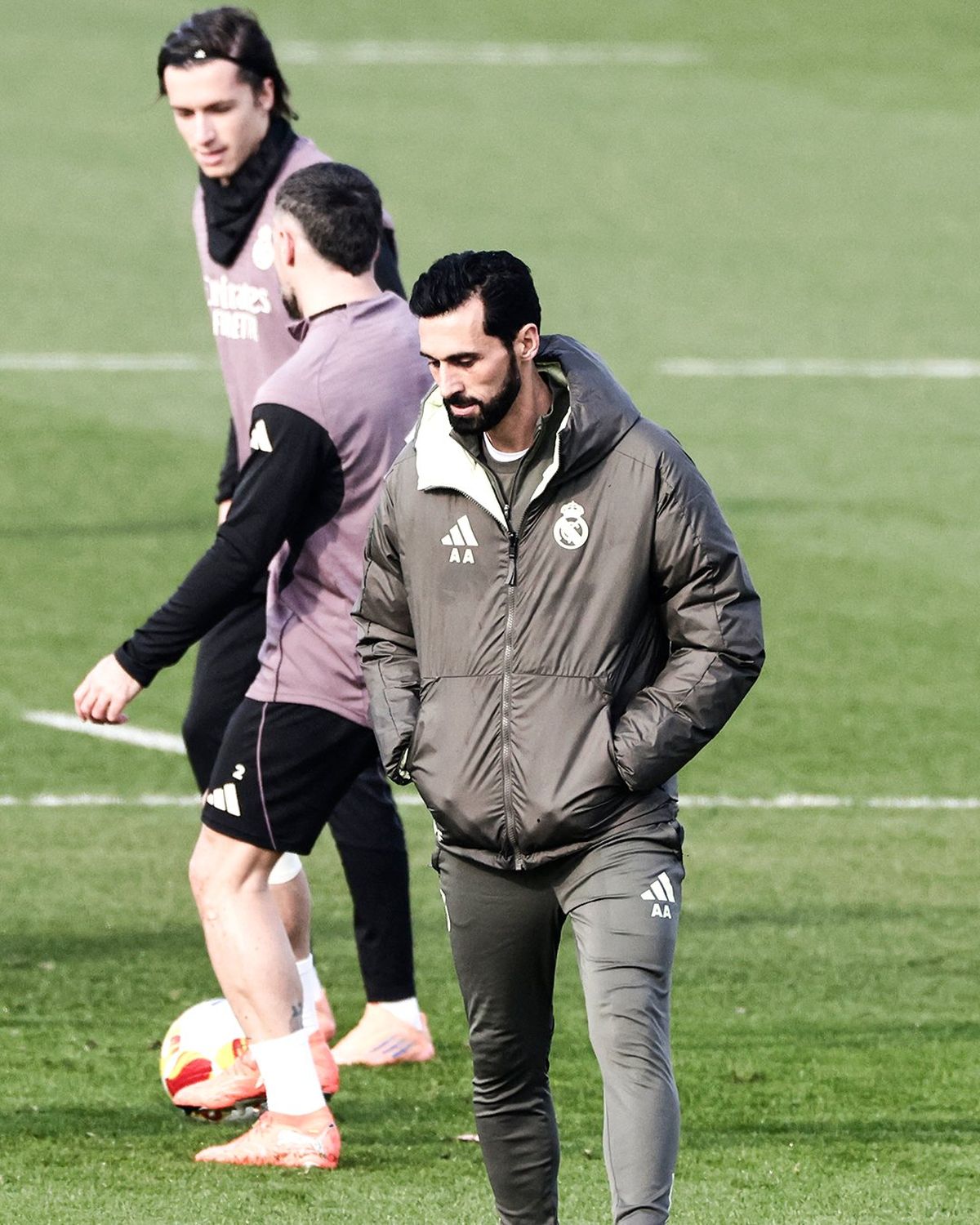 Álvaro Arbeloa, en su primera jornada al frente del Real Madrid en Valdebebas, tras asumir de manera interina. Álvaro Arbeloa, en su primera jornada al frente del Real Madrid en Valdebebas, tras asumir de manera interina.