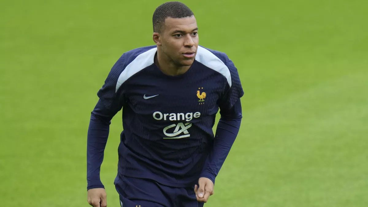 Kylian Mbappé habría renunciado a la Selección de Francia tras no ser convocado por el técnico Didier Deschamps para la disputa de la doble fecha de Eliminatorias. Kylian Mbappé habría renunciado a la Selección de Francia tras no ser convocado por el técnico Didier Deschamps para la disputa de la doble fecha de Eliminatorias.