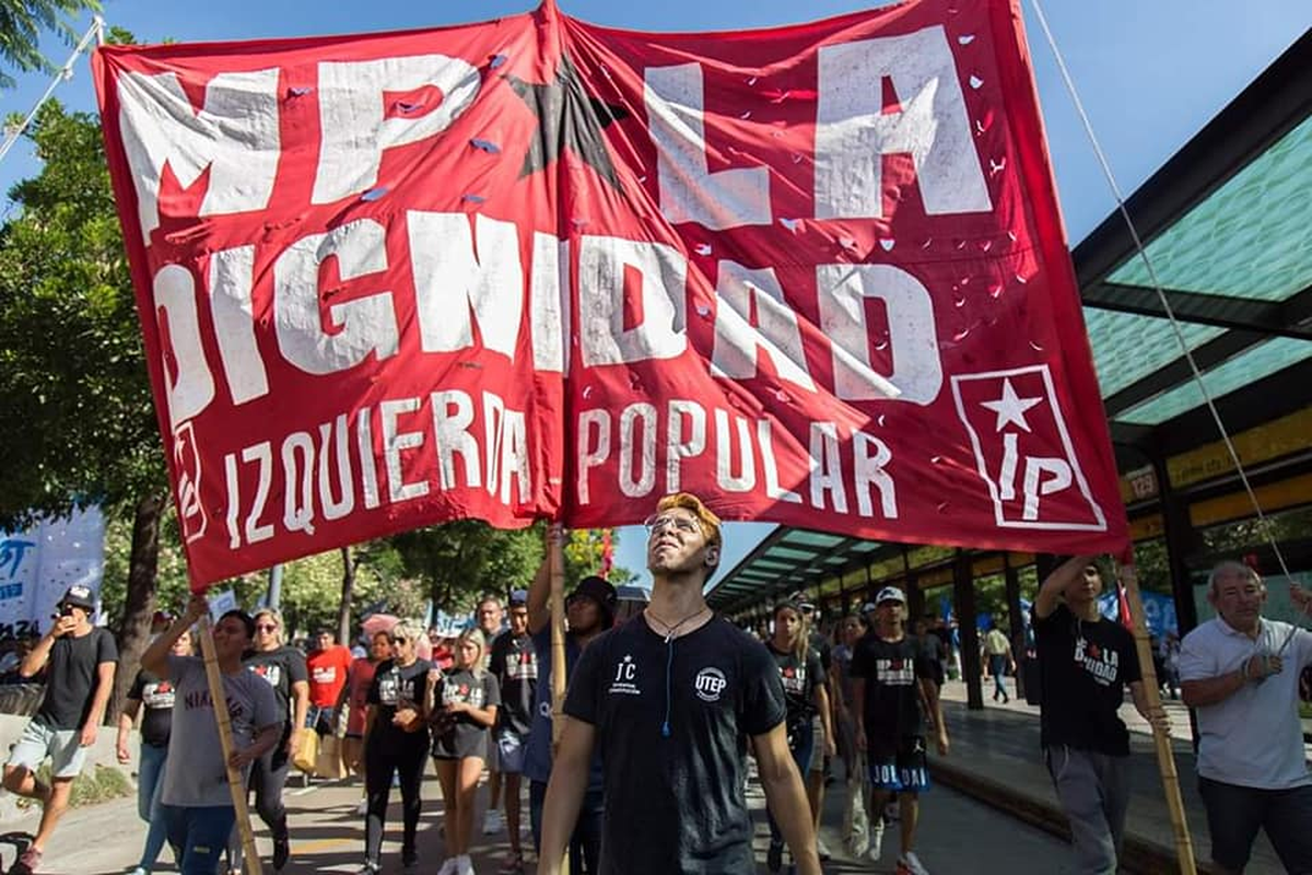 El movimiento social La Dignidad dio la nota hoy en el Puente Pueyrredon.