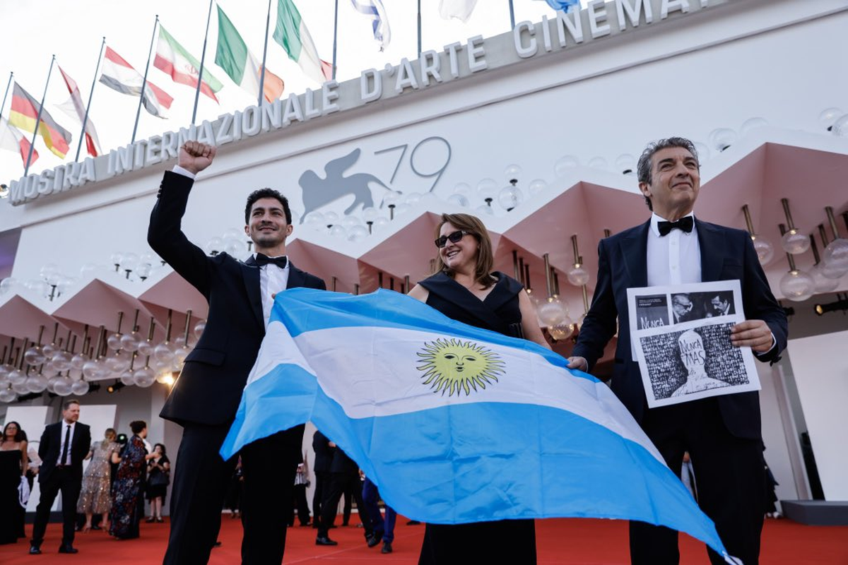 Ricardo Darín desplegando la bandera argentina en el Festival de Venecia.
