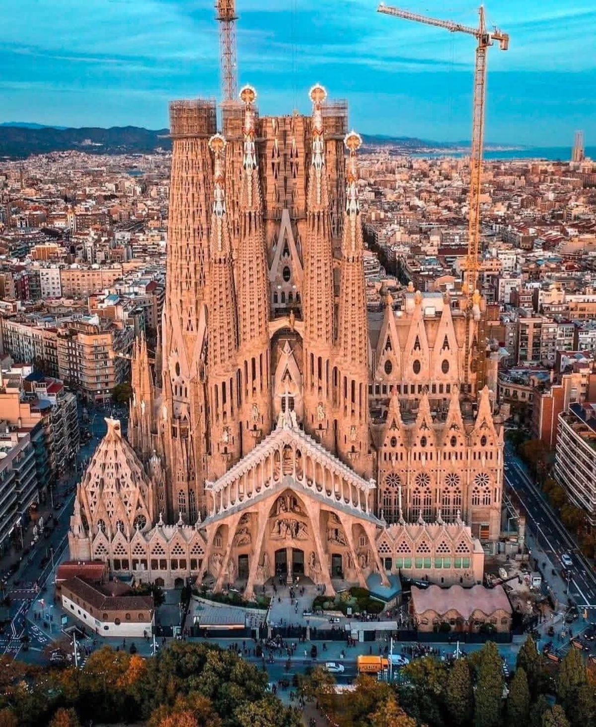 Vista aérea de la Sagrada Familia que tendrá la nueva torre de Jesucristo elevándose hasta los 172,5 metros, redefiniendo el skyline de Barcelona. Vista aérea de la Sagrada Familia que tendrá la nueva torre de Jesucristo elevándose hasta los 172,5 metros, redefiniendo el skyline de Barcelona.
