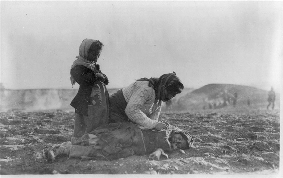 Ejecutados por los turcos, agotados por las caminatas de la muerte, hambrientos o sedientos, se estima que más de un millón de armenios murieron durante el genocidio. Ejecutados por los turcos, agotados por las caminatas de la muerte, hambrientos o sedientos, se estima que más de un millón de armenios murieron durante el genocidio.