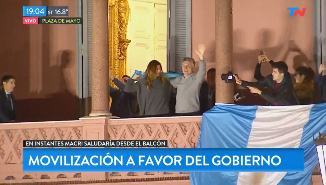 Mauricio Macri y Juliana Awada en el balcón de la Casa Rosada.