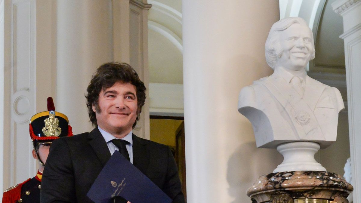 Javier Milei en la inauguración del busto de Carlos Menem en la Casa Rosada. 