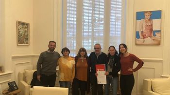 Julio Zamora junto a integrantes de la entidad que rescatará animales abandonados Julio Zamora junto a integrantes de la entidad que rescatará animales abandonados