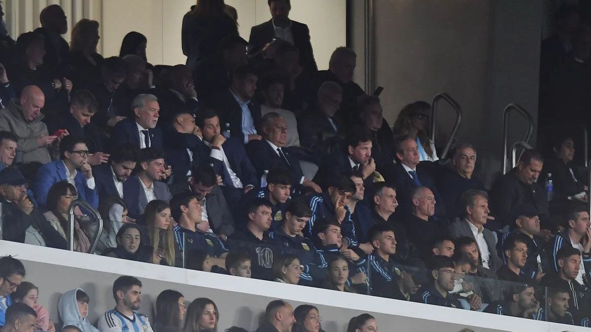 Los hinchas explotaron en el Monumental contra Claudio Tapia durante la despedida de Lionel Messi que se queda sin la Selecci&oacute;n Argentina.