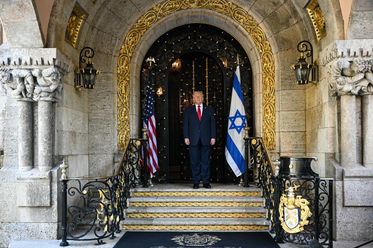 El presidente de USA, Donald Trump, delante de su residencia en Mar-a-Lago, Palm Beach, Florida, el 29 /12/2025, esperando a Benjamin Netanyahu. El presidente de USA, Donald Trump, delante de su residencia en Mar-a-Lago, Palm Beach, Florida, el 29 /12/2025, esperando a Benjamin Netanyahu.
