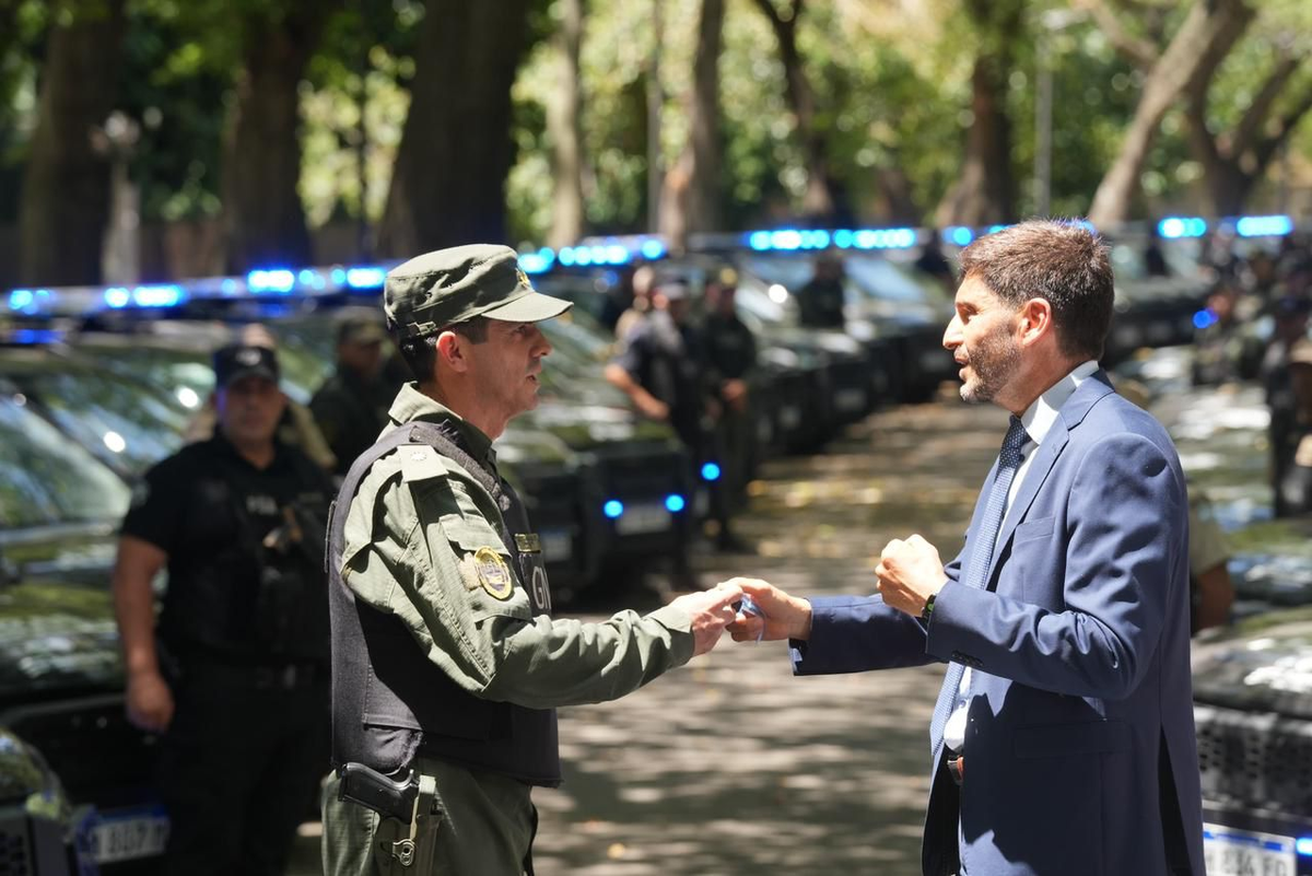 El gobernador encabezó la entrega de 100 camionetas de patrullaje a fuerzas federales en el marco del Plan Bandera. El gobernador encabezó la entrega de 100 camionetas de patrullaje a fuerzas federales en el marco del Plan Bandera.
