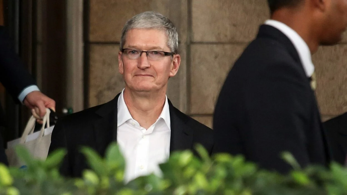 Tim Cook, CEO de Apple, a la búsqueda de nuevos mercados con el despliegue de Apple en Bombay.