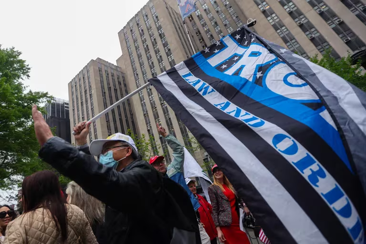 Los partidarios del expresidente estadounidense Donald Trump se manifiestan frente al Tribunal Penal de Manhattan durante el juicio de Trump. REUTERS/Mike Segar Los partidarios del expresidente estadounidense Donald Trump se manifiestan frente al Tribunal Penal de Manhattan durante el juicio de Trump. REUTERS/Mike Segar