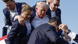El despliegue policial busca calmar la incertidumbre en una ciudad marcada por la violencia política y el constante estado de alerta. Donald Trump sigue en la agenda mundial, ya sea como víctima o como victimario. La búsqueda de la omnipresencia mediática, esta vez, pareciera haber transcurrido entre gallos y media noche, cuando en otro momento, se hablaría de intento de magnicidio, se filtró tras bambalinas. &nbsp;