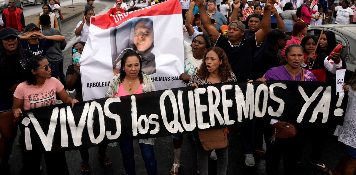 Una protesta frente a los tribunales para exigir justicia tras el hallazgo de los cuerpos incinerados de cuatro chicos que estaban desaparecidos, en Guayaquil, Ecuador. Foto: REUTERS Una protesta frente a los tribunales para exigir justicia tras el hallazgo de los cuerpos incinerados de cuatro chicos que estaban desaparecidos, en Guayaquil, Ecuador. Foto: REUTERS