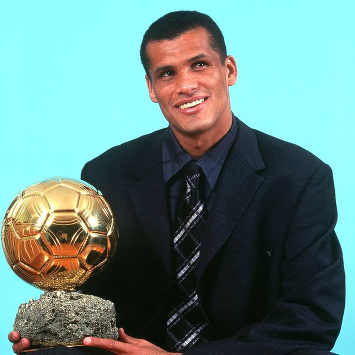 Rivaldo junto al Balón de Oro que ganó en 1999, tres años después fue campeón del mundo con Brasil. Rivaldo junto al Balón de Oro que ganó en 1999, tres años después fue campeón del mundo con Brasil.