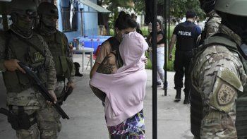 La expareja del Pájaro Cantero suma años de cárcel, y sus hijos siguen el camino. La expareja del Pájaro Cantero suma años de cárcel, y sus hijos siguen el camino.