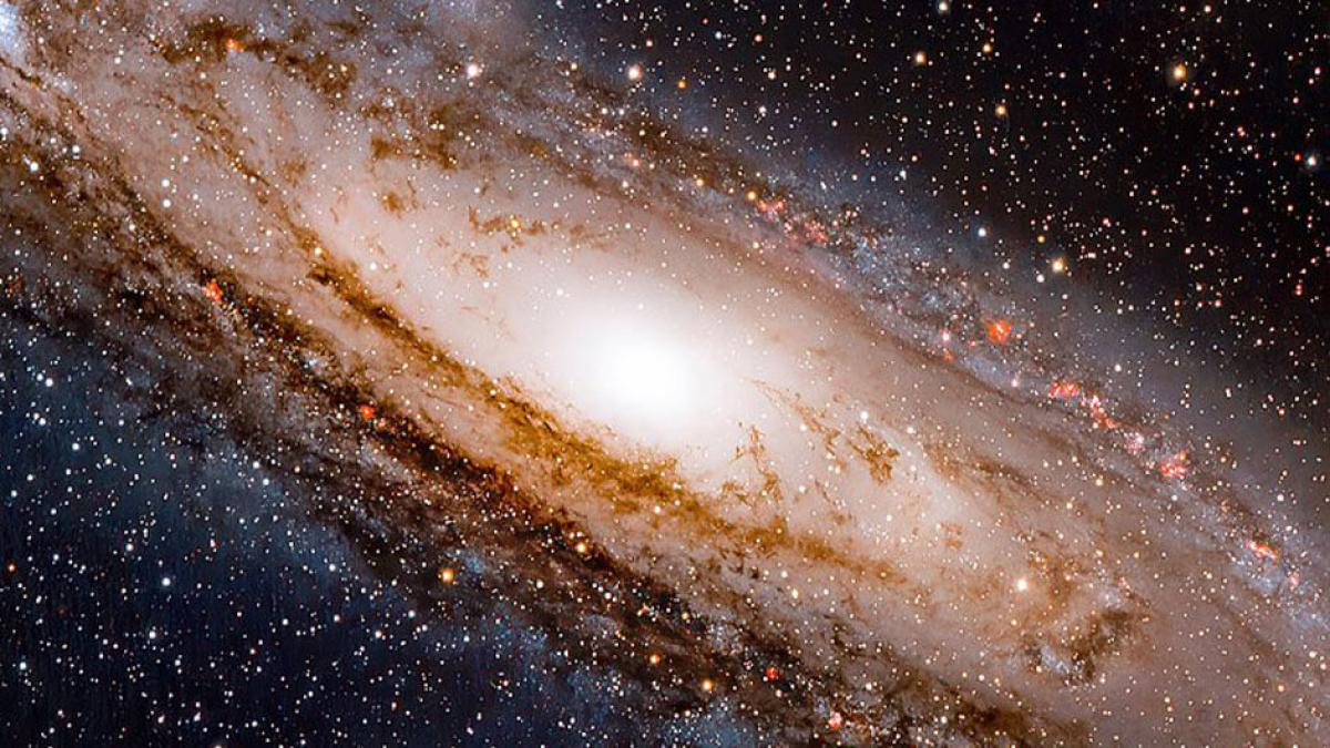 El astrónomo Hugh Ross sostiene que el universo es tan vasto que sugiere la existencia de algo más allá de lo visible. La relatividad general apunta a un creador trascendental detrás del cosmos. El astrónomo Hugh Ross sostiene que el universo es tan vasto que sugiere la existencia de algo más allá de lo visible. La relatividad general apunta a un creador trascendental detrás del cosmos.