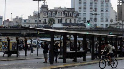 Dispar paro de UTA disidente y Fernández advierte que 