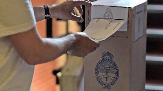 1 encuestadora ve a Milei liderando pronósticos pero otras 10 la contradicen