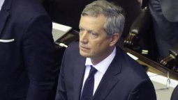 altText(¿Cortesía o mensaje a Macri?: Sugestivo gesto de Monzó a ganadores peronistas)}