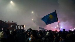 altText(Kazajistán: Con el combustible no se jode y cae el Gobierno)}