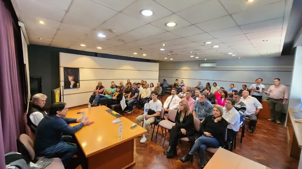 Julio Serna, colaborador político de Javier Milei, se reunió la semana pasada en un hotel de Paraná, Entre Ríos, con Sebastián Etchevehere