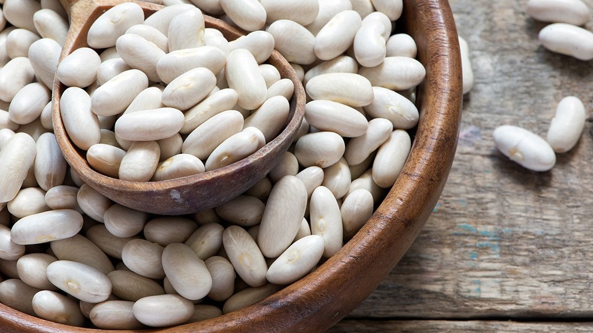 Los frijoles blancos forman parte de los 11 alimentos que Harvard recomienda para bajar el colesterol.