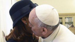 altText(Para levantar las encuestas, Cristina va por otra foto con el Papa)}