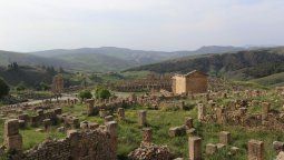 Las ruinas romanas de Djemila, en el norte de Argelia, conservan foros, basílicas y arcos monumentales en un entorno montañoso casi intacto. Las ruinas romanas de Djemila, en el norte de Argelia, conservan foros, basílicas y arcos monumentales en un entorno montañoso casi intacto.