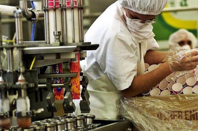 El gobierno nacional intenta atajar una eventual ola de despidos por la recesión.