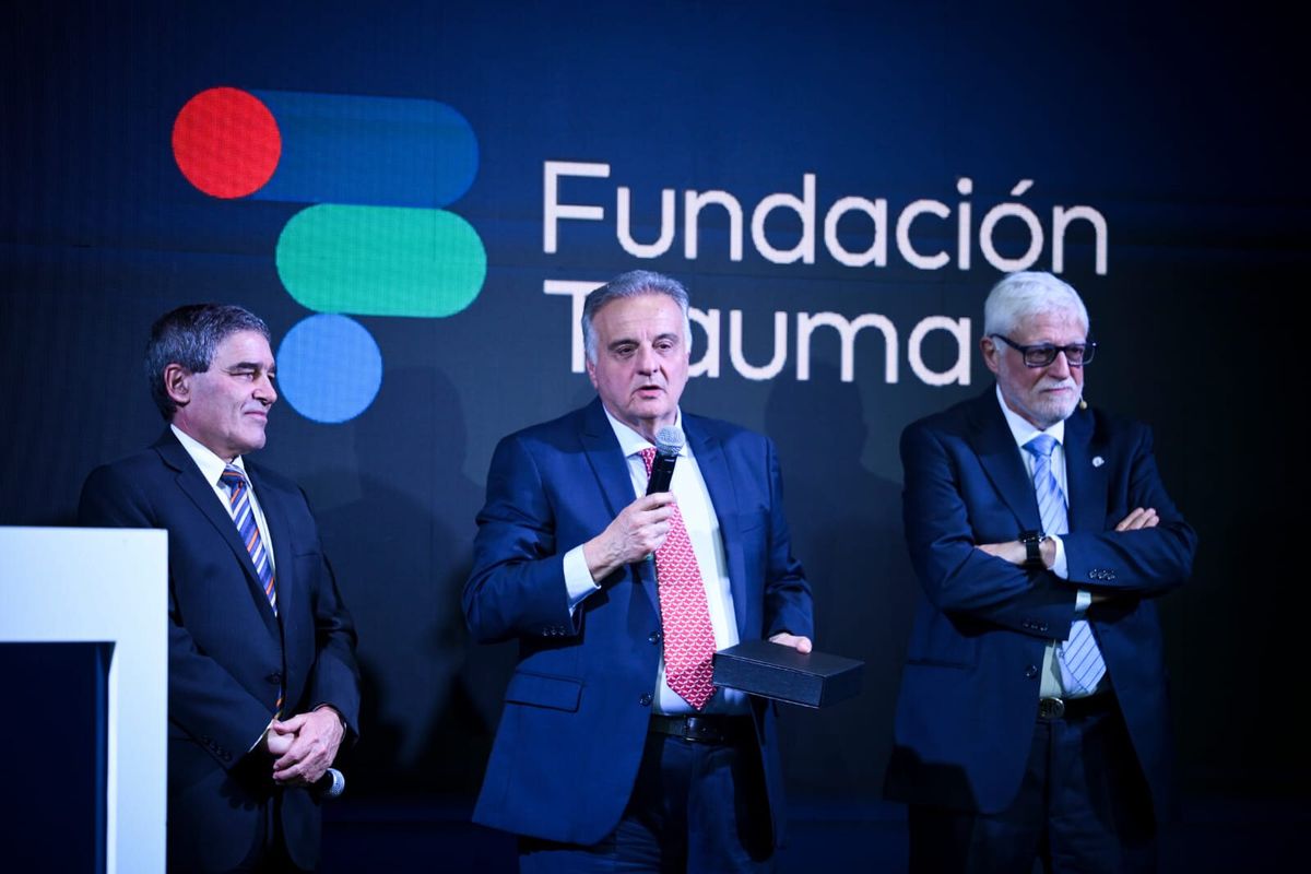 Además de los ministros nacionales Pablo Quirno y Luis Caputo, estuvieron en la cena anual de Trauma, que preside Jorge Neira, el titular de Salud de la Ciudad, Fernán Quirós y el del SAME, Alberto Crescenti. Además de los ministros nacionales Pablo Quirno y Luis Caputo, estuvieron en la cena anual de Trauma, que preside Jorge Neira, el titular de Salud de la Ciudad, Fernán Quirós y el del SAME, Alberto Crescenti.