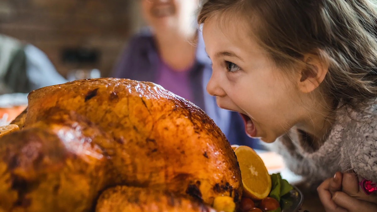 Muchos se preguntan por qué les da sueño después de comer pavo. Si bien es cierto que el pavo contiene triptófano (que induce somnolencia), el consumo abundante de comida en esta fiesta y el alcohol son factores que también contribuyen a eso. Muchos se preguntan por qué les da sueño después de comer pavo. Si bien es cierto que el pavo contiene triptófano (que induce somnolencia), el consumo abundante de comida en esta fiesta y el alcohol son factores que también contribuyen a eso.