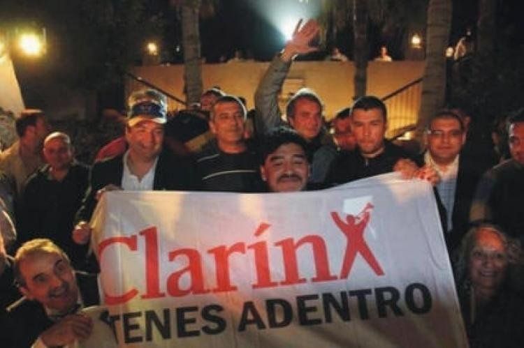 Guillermo Moreno junto a Diego Maradona durante la gira que los unió, entre otros, en un asadito...
