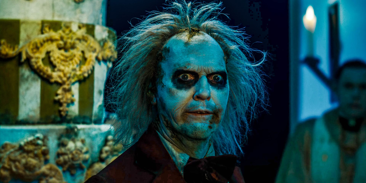 Por segunda vez, Beetlejuice, el personaje por el que reciben sus títulos las películas, aparece muy poco tiempo. Uno de los guionistas explica que la idea es que su presencia no opaque a los otros personajes. Por segunda vez, Beetlejuice, el personaje por el que reciben sus títulos las películas, aparece muy poco tiempo. Uno de los guionistas explica que la idea es que su presencia no opaque a los otros personajes.