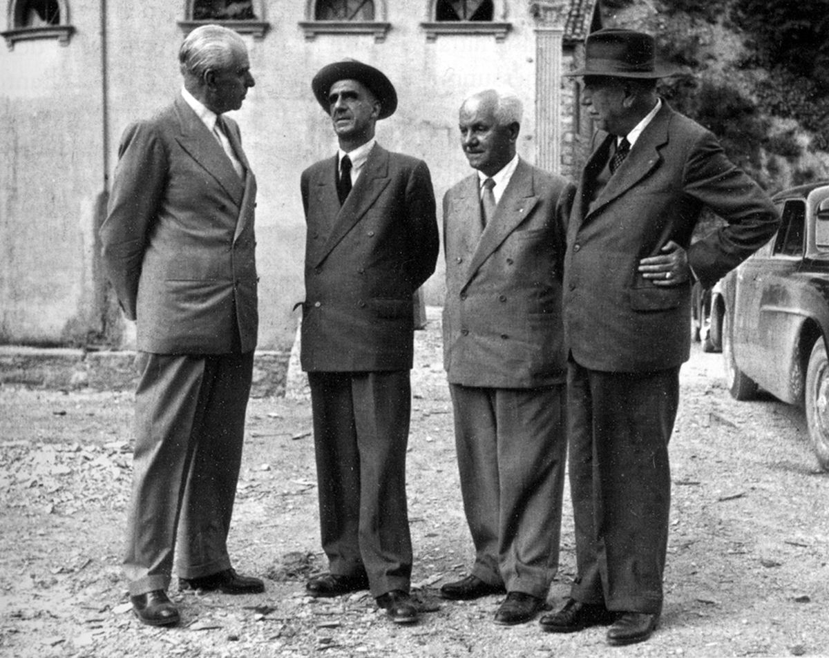 Conde Vittorio Cini (primero por la izq.) con los ingenieros Carlo Semenza, Mario Mainardis y Antonio Rossi: Agostino Rocca trabajó con todos ellos. Hicieron la industrialización italiana de la 1ra. parte del siglo 20.