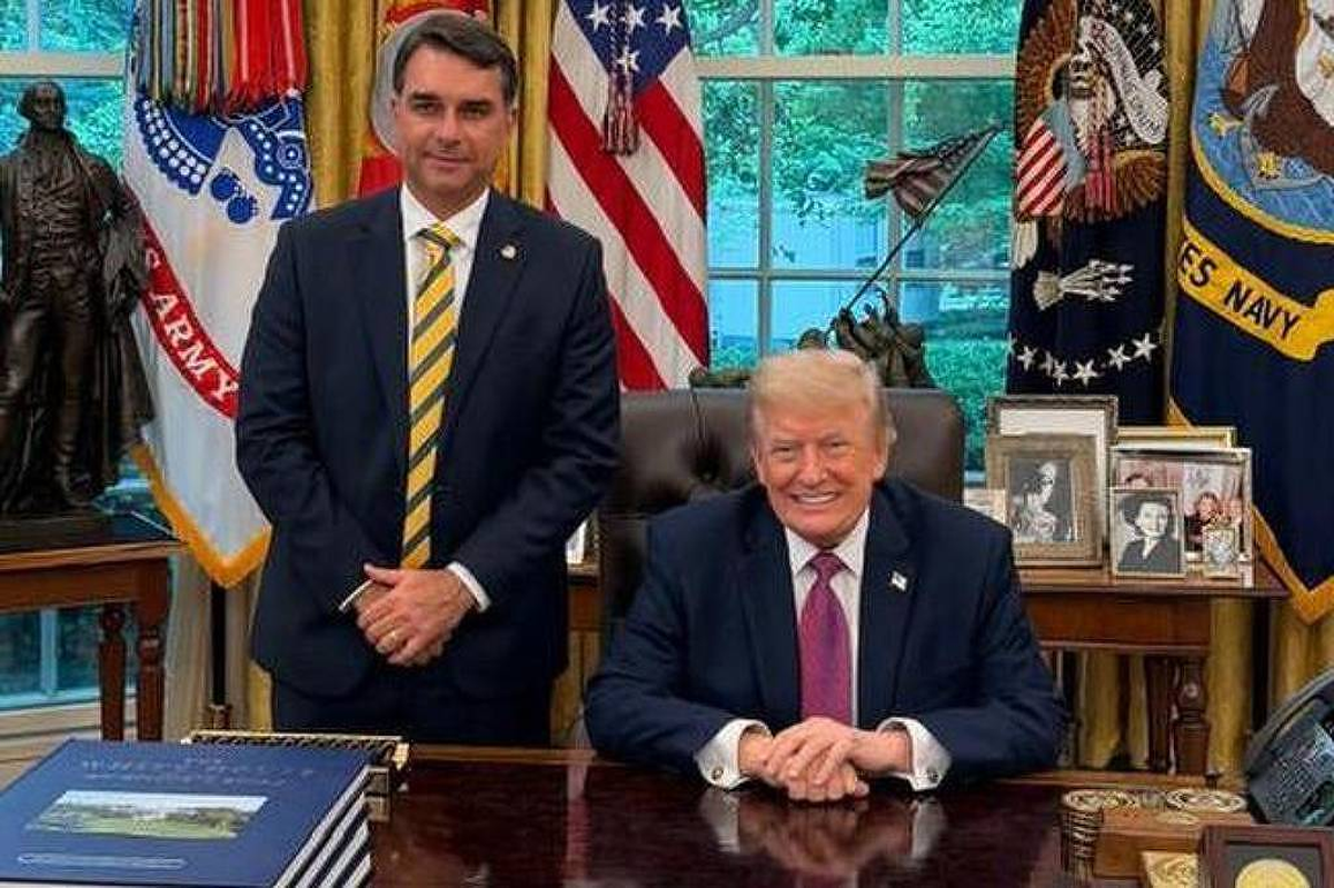 Flávio Bolsonaro (PL) posa para una foto con Donald Trump en la Casa Blanca - Reproducción/Instagram @flaviobolsonaro Flávio Bolsonaro (PL) posa para una foto con Donald Trump en la Casa Blanca - Reproducción/Instagram @flaviobolsonaro